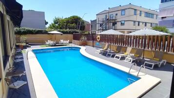 Una piscina al aire libre (de 10:00 a 20:00), sombrillas, tumbonas