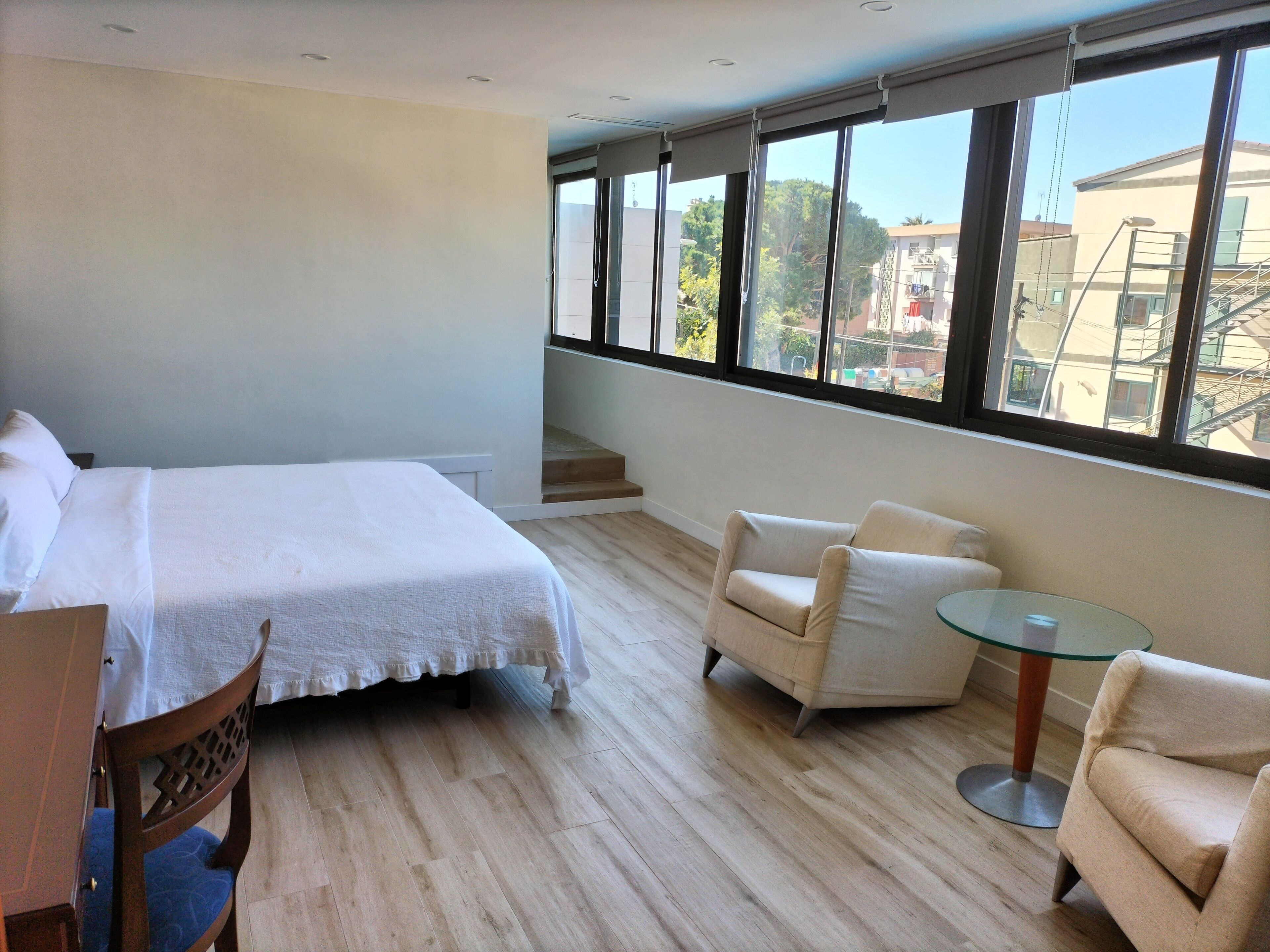 suite, 1 double bed | in-room safe, desk, blackout curtains, iron/ironing board