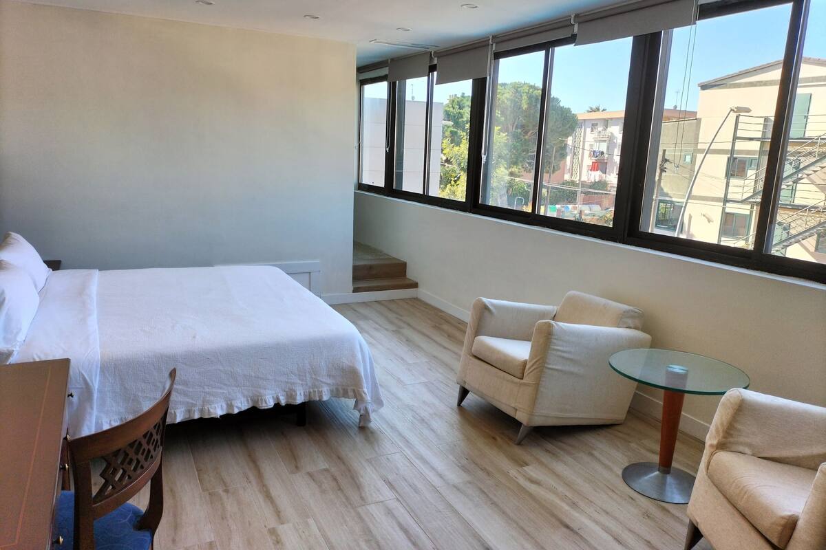 suite, 1 double bed | in-room safe, desk, blackout curtains, iron/ironing board