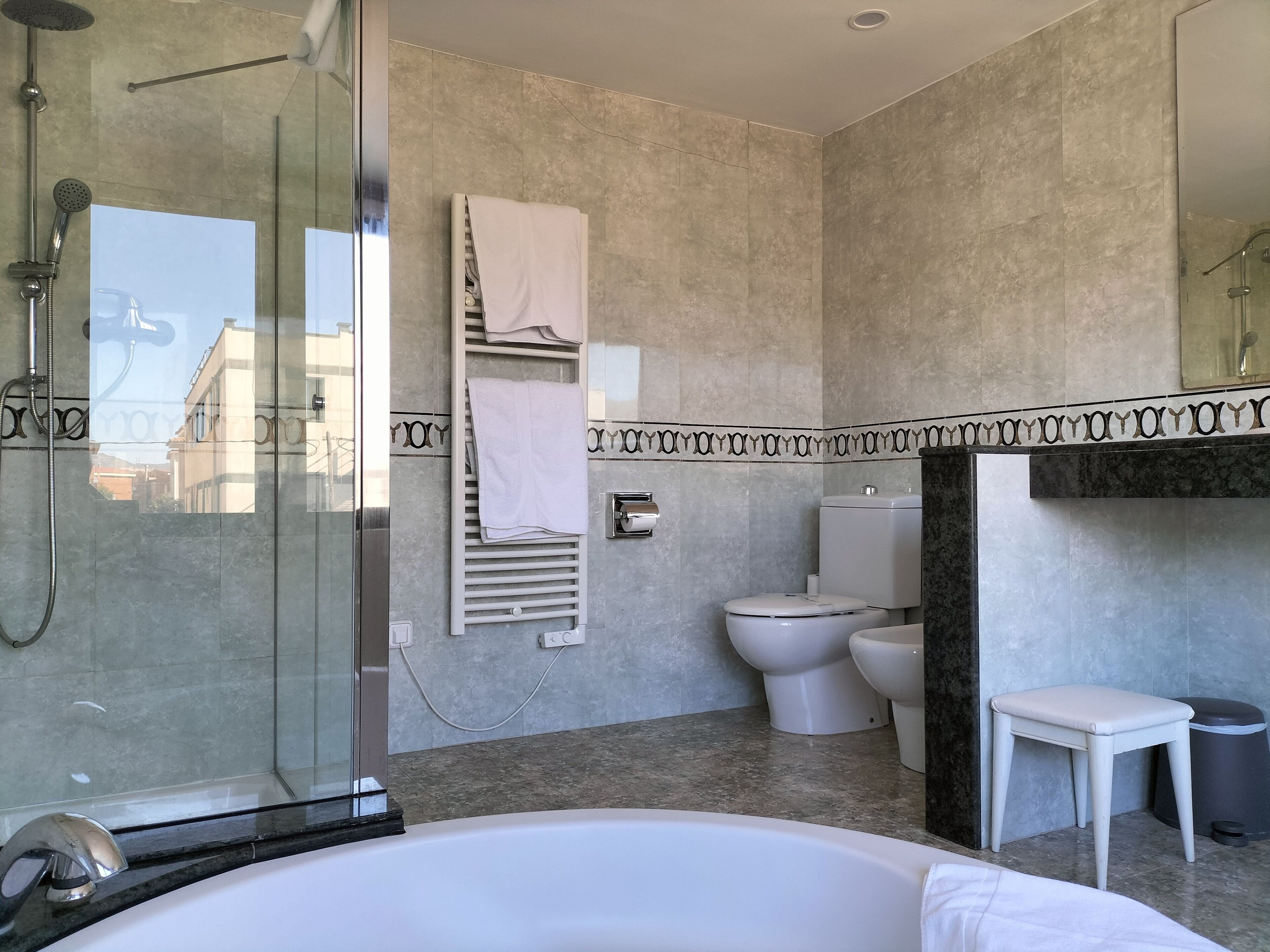 suite, 1 double bed | bathroom | free toiletries, hair dryer, bidet, towels