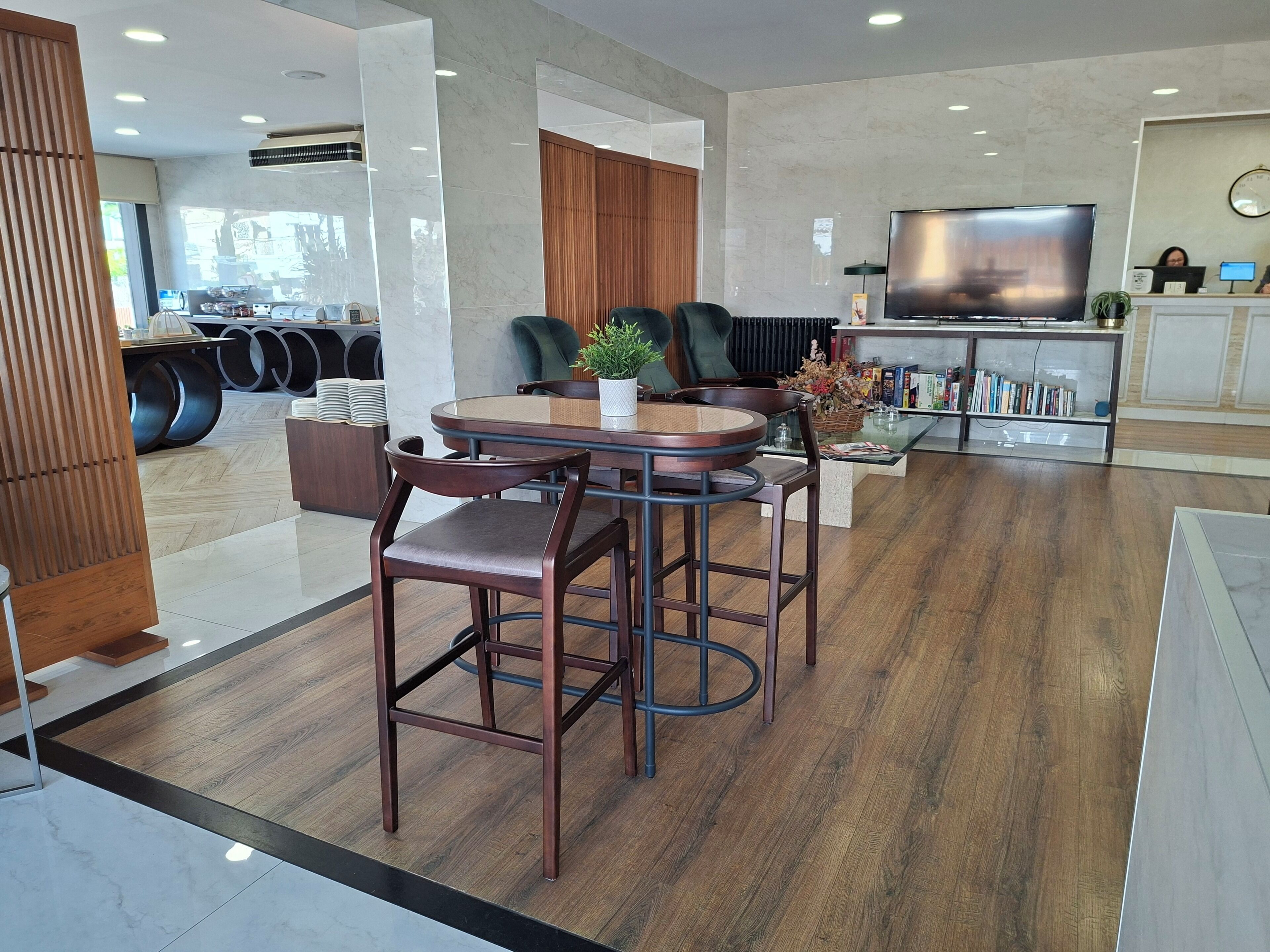 Lobby-lounge