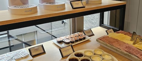 Tägliches Frühstücksbuffet (7 ARS pro Person)