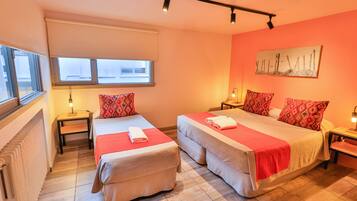 Habitación triple | Caja fuerte, decoración individual, mobiliario individual y wifi gratis