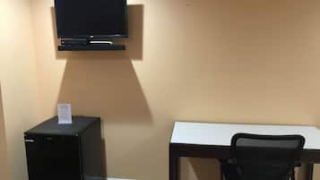 客房, 1 张大床 | 1 多间卧室、办公桌、免费 WiFi、床单
