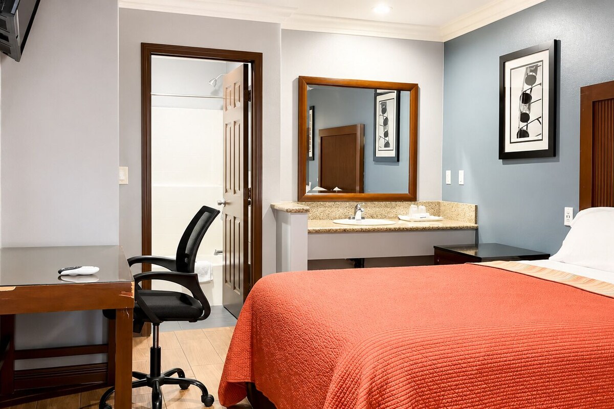 Room, 1 King Bed | 1 bedroom, desk, free WiFi, bed sheets