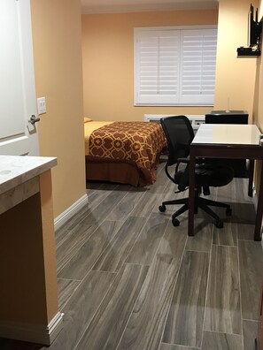 1 bedroom, desk, free WiFi, bed sheets - Executive Suites Inn (Westminster)