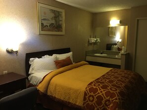 Quarto, 1 cama Queen | 1 quarto, escrivaninha, Wi-Fi de cortesia, roupa de cama