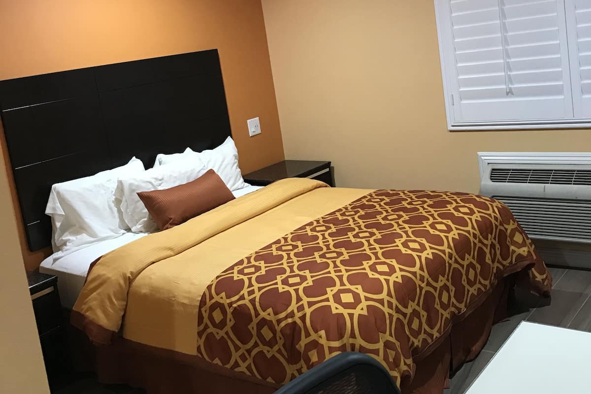 Room, 1 Katil Ratu (Queen) | 1 bilik tidur, meja, Wi-fi percuma, cadar katil