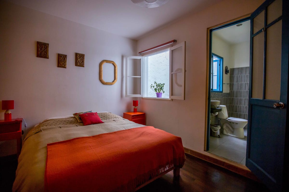 Habitación doble, baño privado | Decoración personalizada, escritorio, wifi gratis y ropa de cama