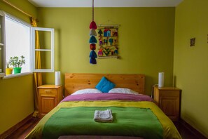 Kamer, 1 twee- of 2 eenpersoonsbedden, gemeenschappelijke badkamer | Individueel gedecoreerd, een bureau, gratis wifi, beddengoed