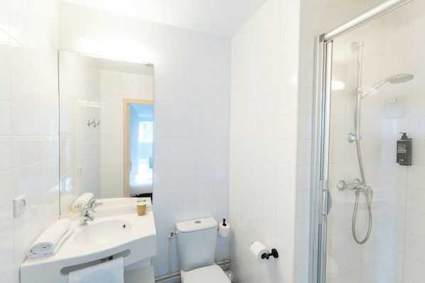 Shower, hair dryer, towels - ibis budget Le Mans Centre (Le Mans)