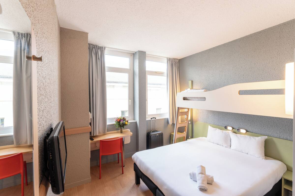Standard Room (1 Double Bed and 1 Twin Bunk Bed) | Free cribs/infant beds, free WiFi, bed sheets