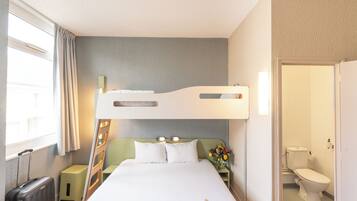 Standardzimmer (1 Double Bed and 1 Twin Bunk Bed) | Kostenlose Babybetten, kostenloses WLAN, Bettwäsche