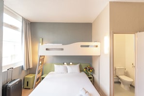 标准房 (1 Double Bed and 1 Twin Bunk Bed) | 免费婴儿床、免费 WiFi、床单