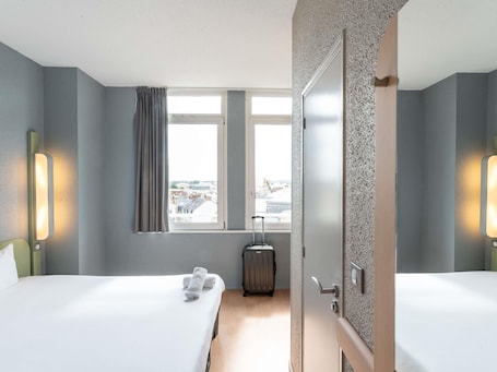Cunas gratuitas, wifi gratis y ropa de cama . ibis budget Le Mans Centre