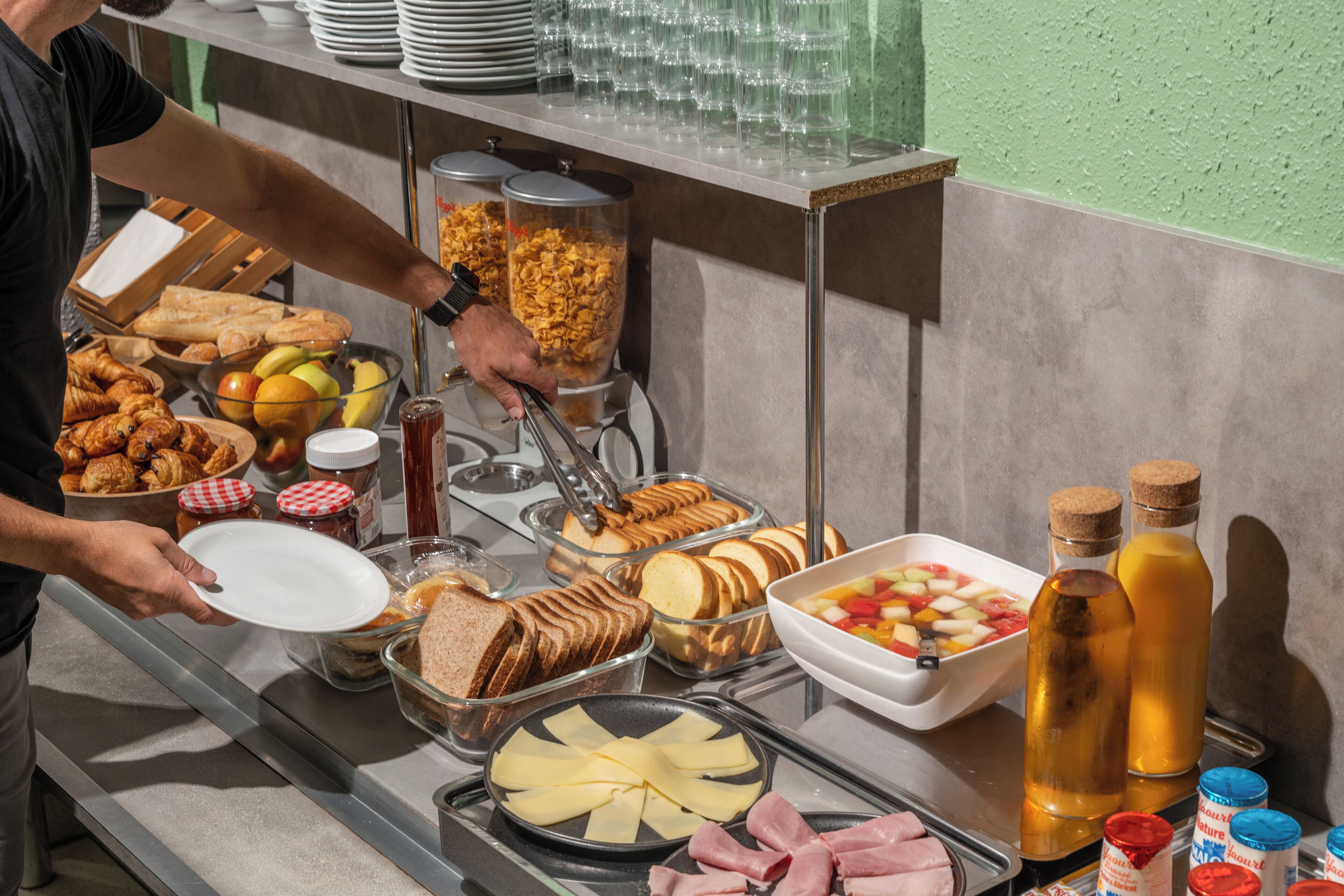 Un bufé con diversos alimentos, como pan, queso y frutas.