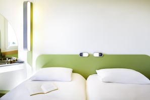 Quarto duplo, 2 camas de solteiro | 1 quarto, berços grátis, Wi-Fi de cortesia, roupa de cama