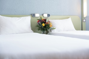 Habitación con 2 camas individuales, 2 camas individuales | Cunas gratuitas, wifi gratis y ropa de cama 