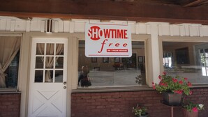 A hotel entrance with a sign reading "SHOWTIME free in your room." - Blue Gum Motel (Willows)
