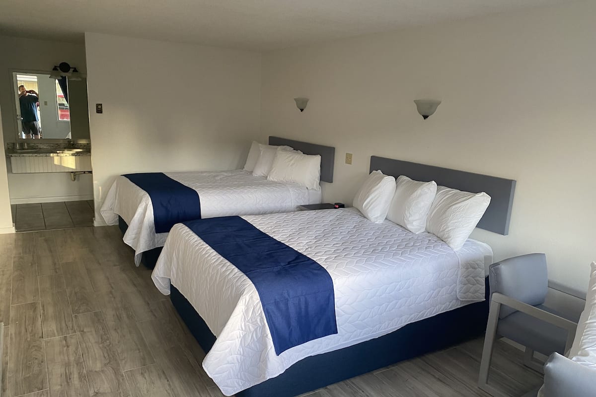 Chambre Deluxe, 2 grands lits, non-fumeurs | Coffres-forts dans les chambres, bureau
