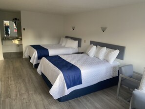デラックス ルーム クイーンベッド 2 台 禁煙 | セーフティボックス (室内)、デスク、ノートパソコン用作業スペース、遮光カーテン