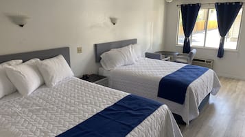 Phòng Deluxe, 2 giường cỡ queen, không hút thuốc | Két bảo mật tại phòng, bàn, khu vực làm việc phù hợp cho laptop