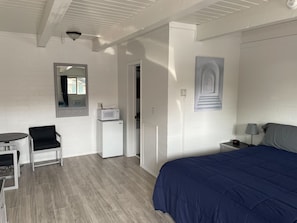 Standard Room, 1 King Bed, Non Smoking | In-room safe, desk, laptop workspace, blackout drapes - Thunderbird Motel (Pocatello)