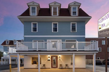 A two-story building with a balcony and a sign for Wildwood Inn.