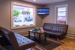 Lobby sitting area - Wildwood Inn (Wildwood)