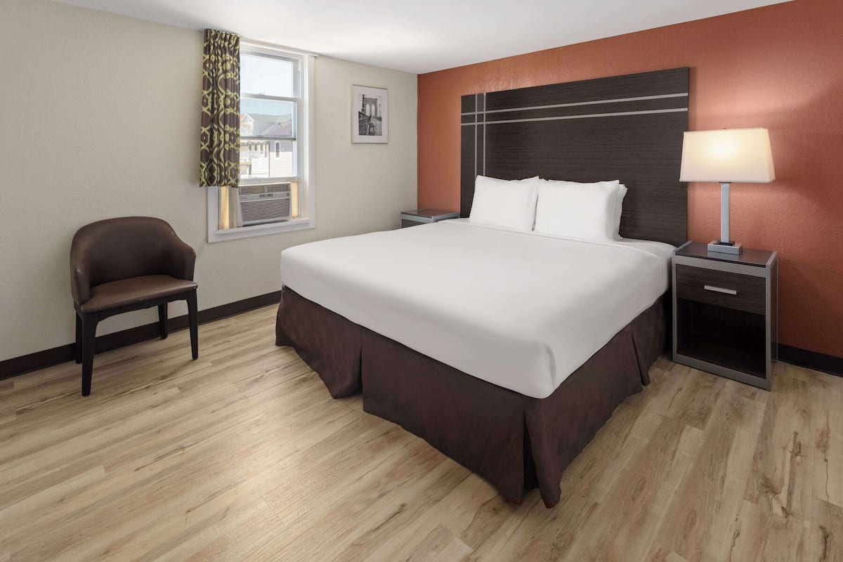 Room, 1 King Bed, Non Smoking | 1 bedroom, premium bedding, free WiFi