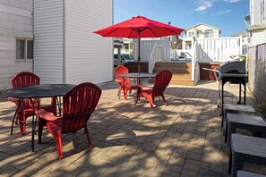 Outdoor dining - Wildwood Inn (Wildwood)