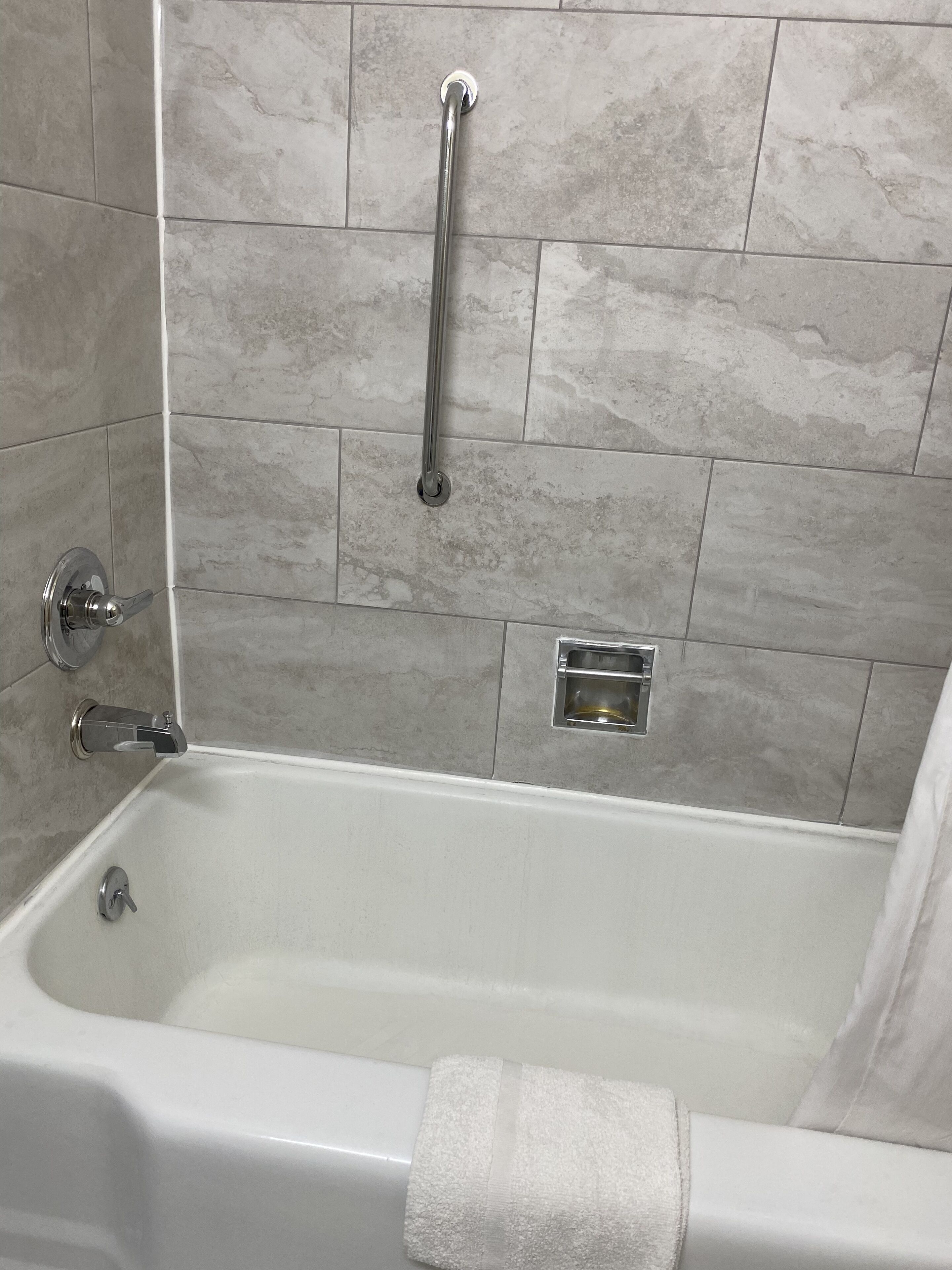 Ensemble douche/baignoire, articles de toilette gratuits, sèche-cheveux