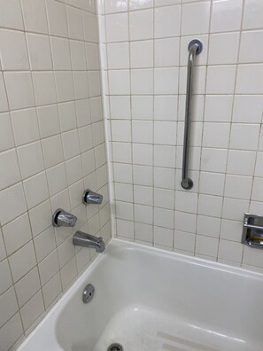 Standard Room, 1 King Bed, Smoking | Bathroom | Combined shower/tub, free toiletries, hair dryer, towels - Savannah Motel (Savannah)