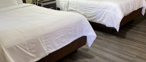 Habitación estándar, 2 camas matrimoniales, para no fumadores | Insonorización, tabla de planchar con plancha y wifi gratis