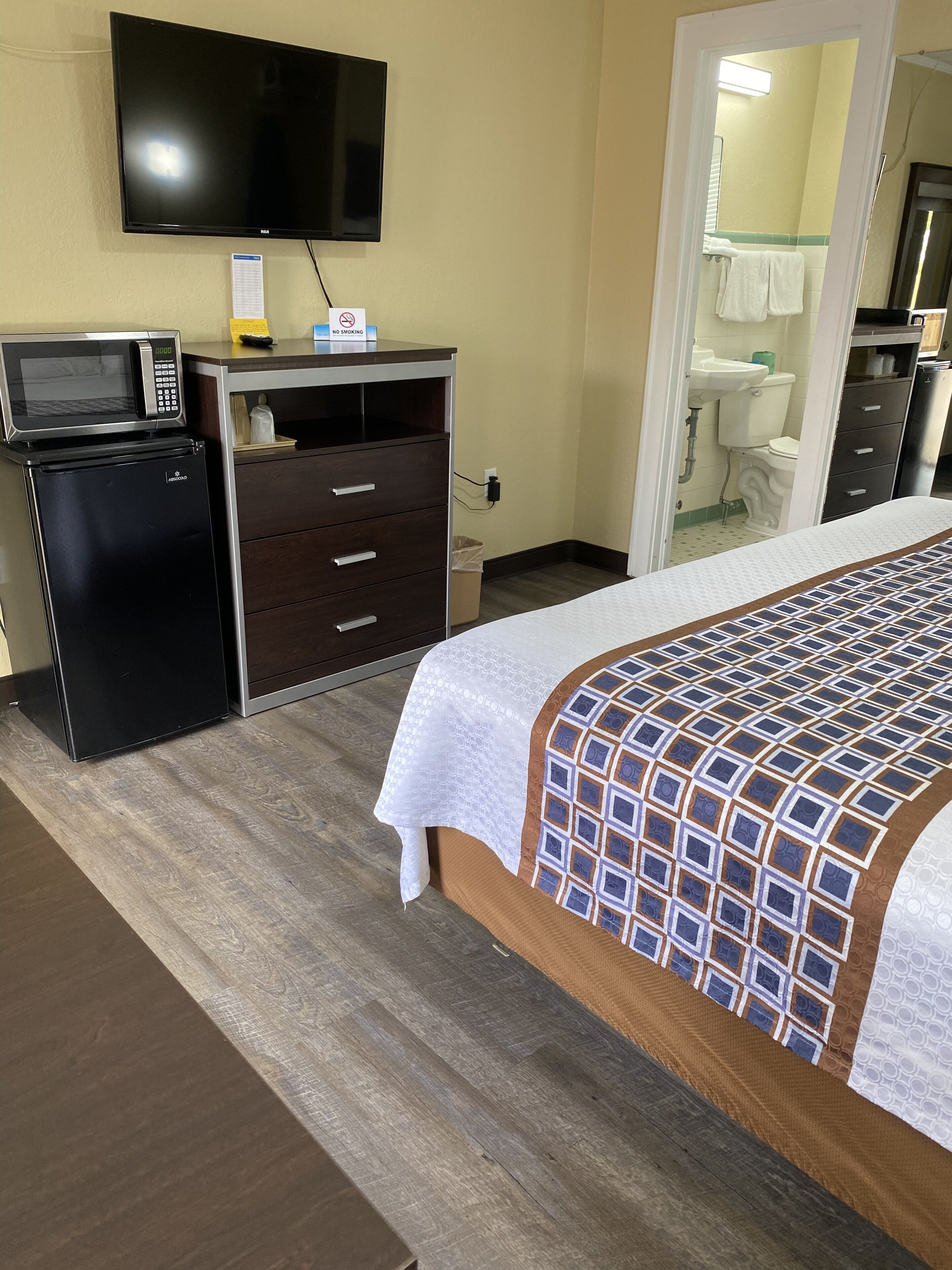 标准房, 1 张特大床, 无烟房 | 隔音、熨斗/熨衣板、免费 WiFi、床单