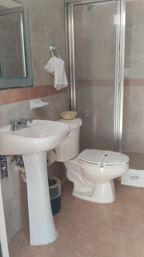 Basic Single Room, 1 Double Bed | Bathroom | Shower, towels - Hotel Avenida (Campeche)