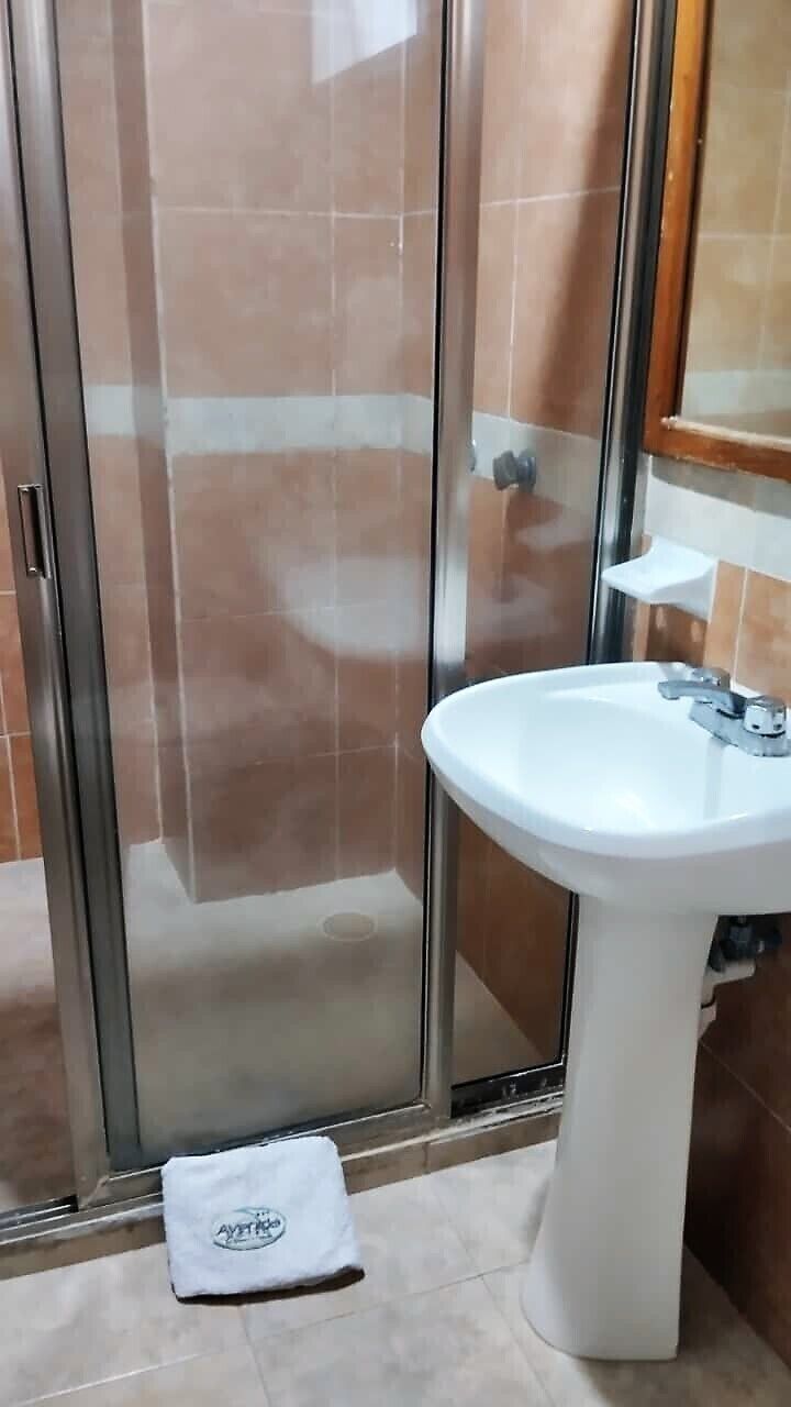 Habitación básica doble, 2 camas dobles | Baño | Ducha y toallas