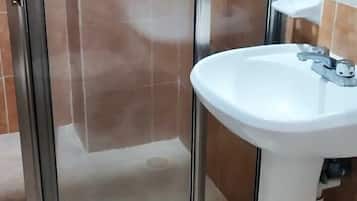 Quarto casal básico, 2 camas de casal | Banheiro | Chuveiro, toalhas de banho