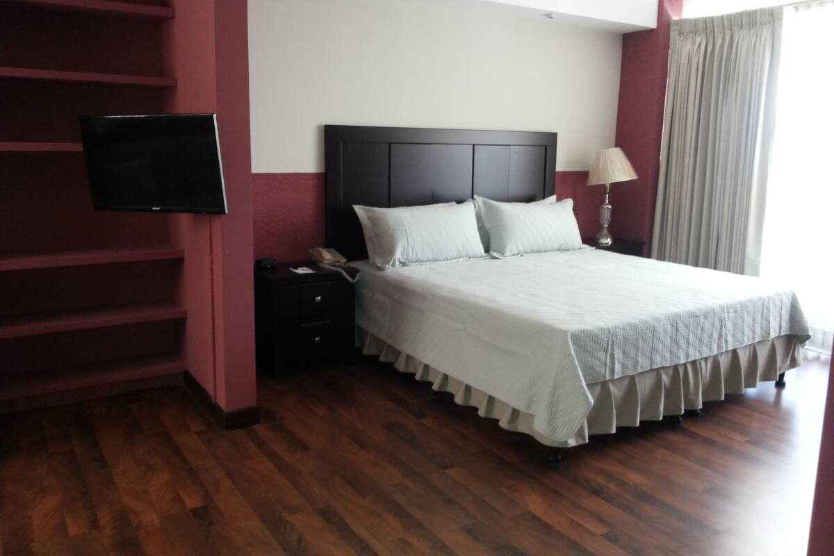 Estudio Deluxe, 1 habitación, cocina, vistas a la ciudad | Caja fuerte, tabla de planchar con plancha, wifi gratis y ropa de cama