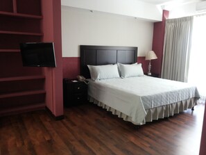 Deluxe-Studio, 1 Schlafzimmer, Küche, Stadtblick | Zimmersafe, Bügeleisen/Bügelbrett, kostenloses WLAN, Bettwäsche