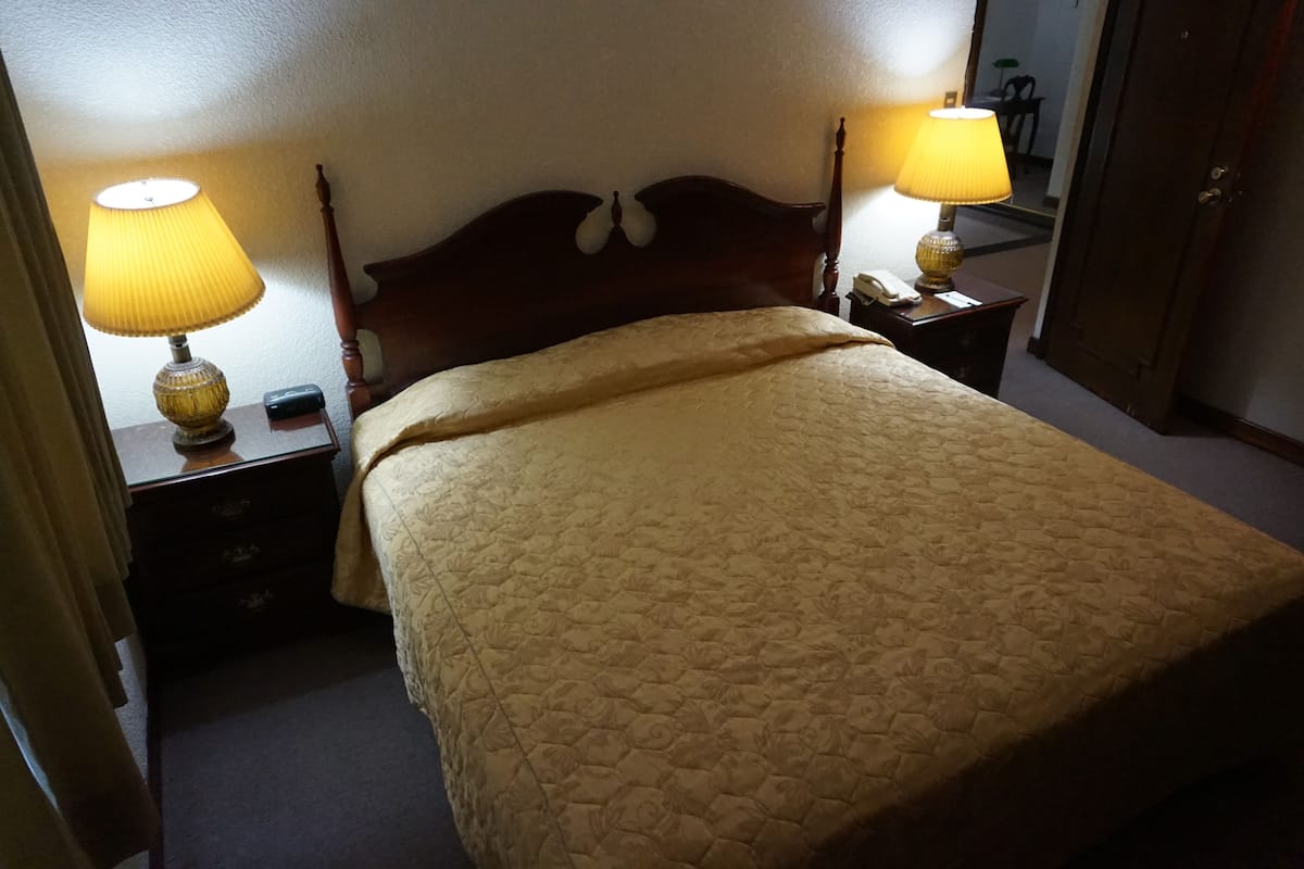 Apartamento con A/C Deluxe  | Caja fuerte, tabla de planchar con plancha, wifi gratis y ropa de cama