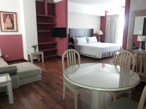 Estúdio luxo, 1 quarto, cozinha, vista para a cidade | Vista do quarto