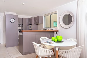 Apartment, 1 Bedroom, Ocean View | Private kitchen