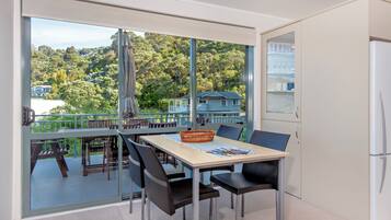 Deluxe Apartment 2 bedroom, Ocean View | In-room dining