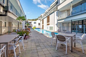 Outdoor dining - Beachpoint Apartments (Ohope)