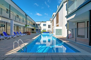 Piscina externa, funciona das 10h às 18h, guarda-sóis, espreguiçadeiras
