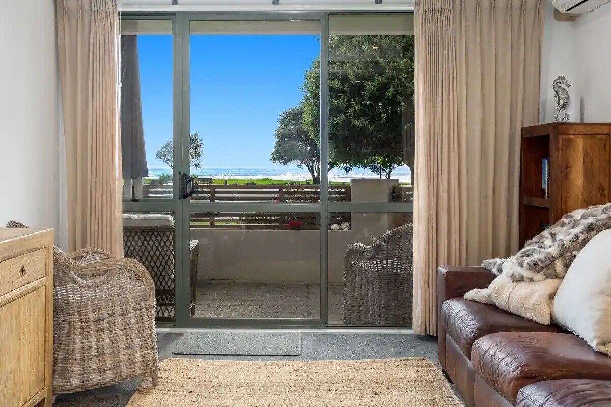 Appartamento Standard | Area soggiorno | TV a schermo piatto 42 pollici con canali satellitari, TV