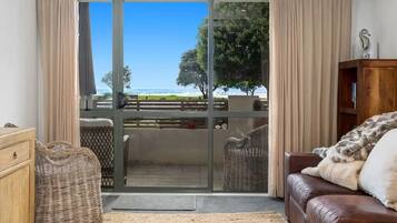 Standard-Apartment | Wohnbereich | 42-Zoll-Flachbildfernseher mit Satellitenempfang, Fernseher