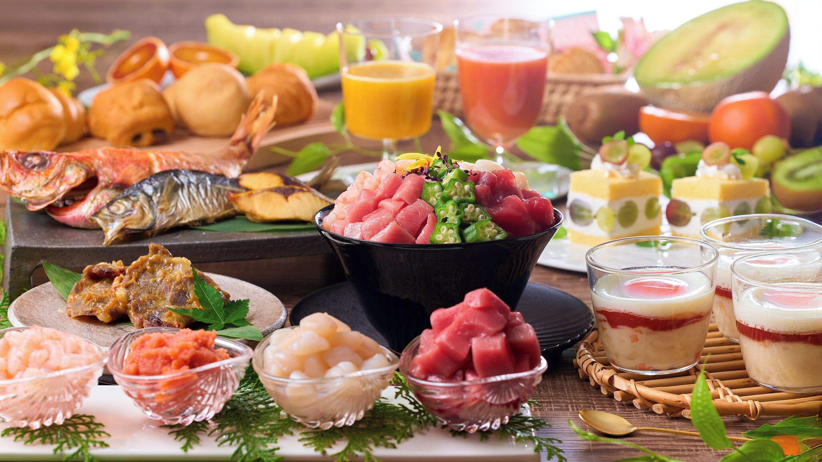 Verschiedene Meeresfrüchtegerichte, darunter Sashimi und gegrillter Fisch, auf einer Holztischplatte angerichtet.