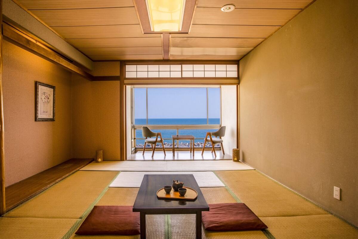 In-room safe, desk, free WiFi